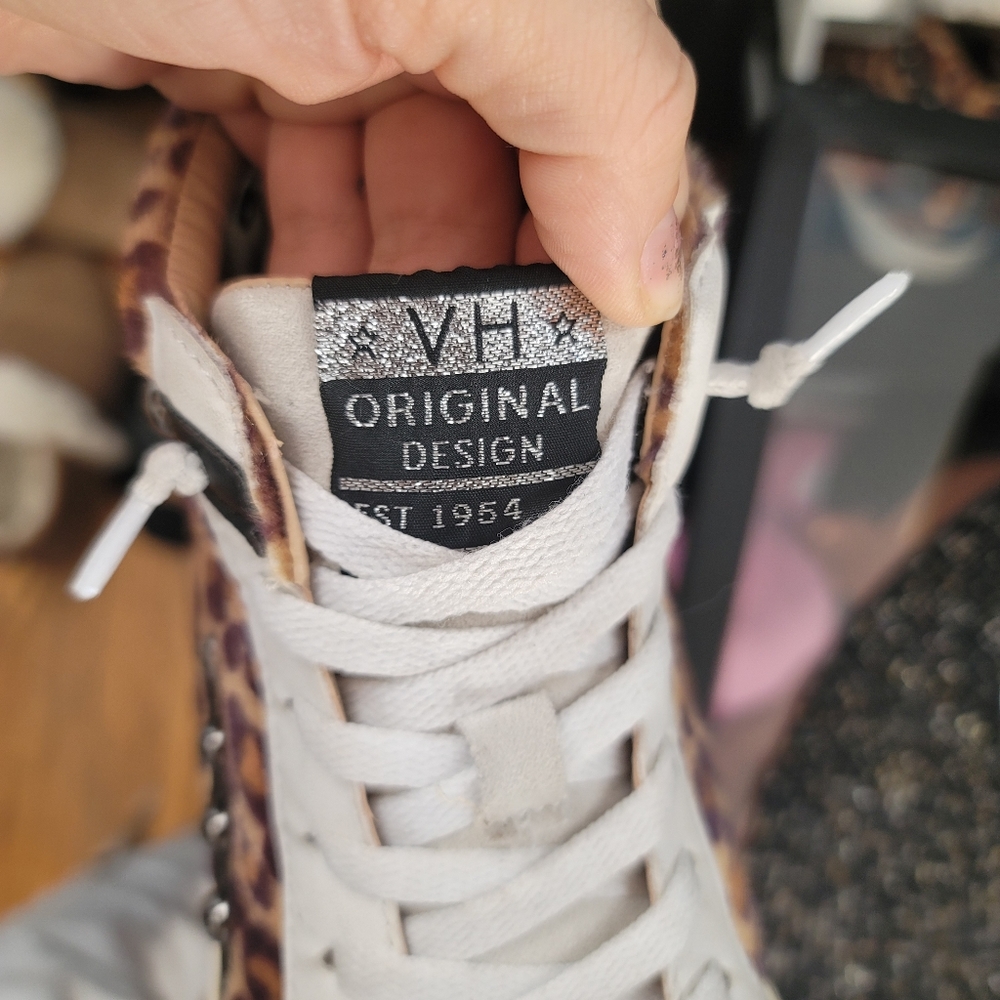 Sneakers - Picture 2 of 5